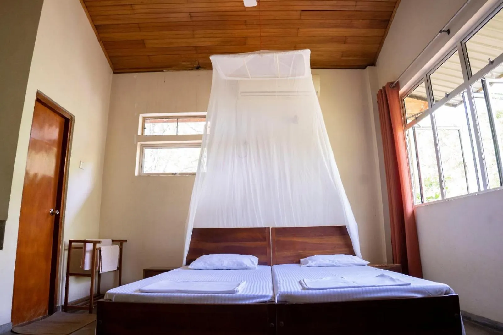 Upies Folly Lakeside Bungalow Hotel Habarana Guest house