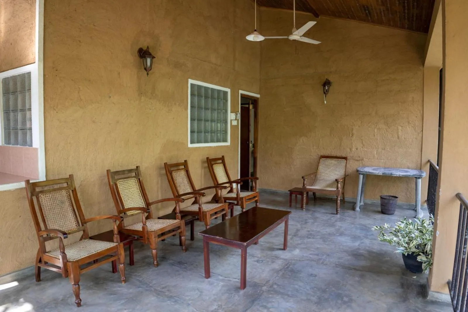 Upies Folly Lakeside Bungalow Hotel Habarana