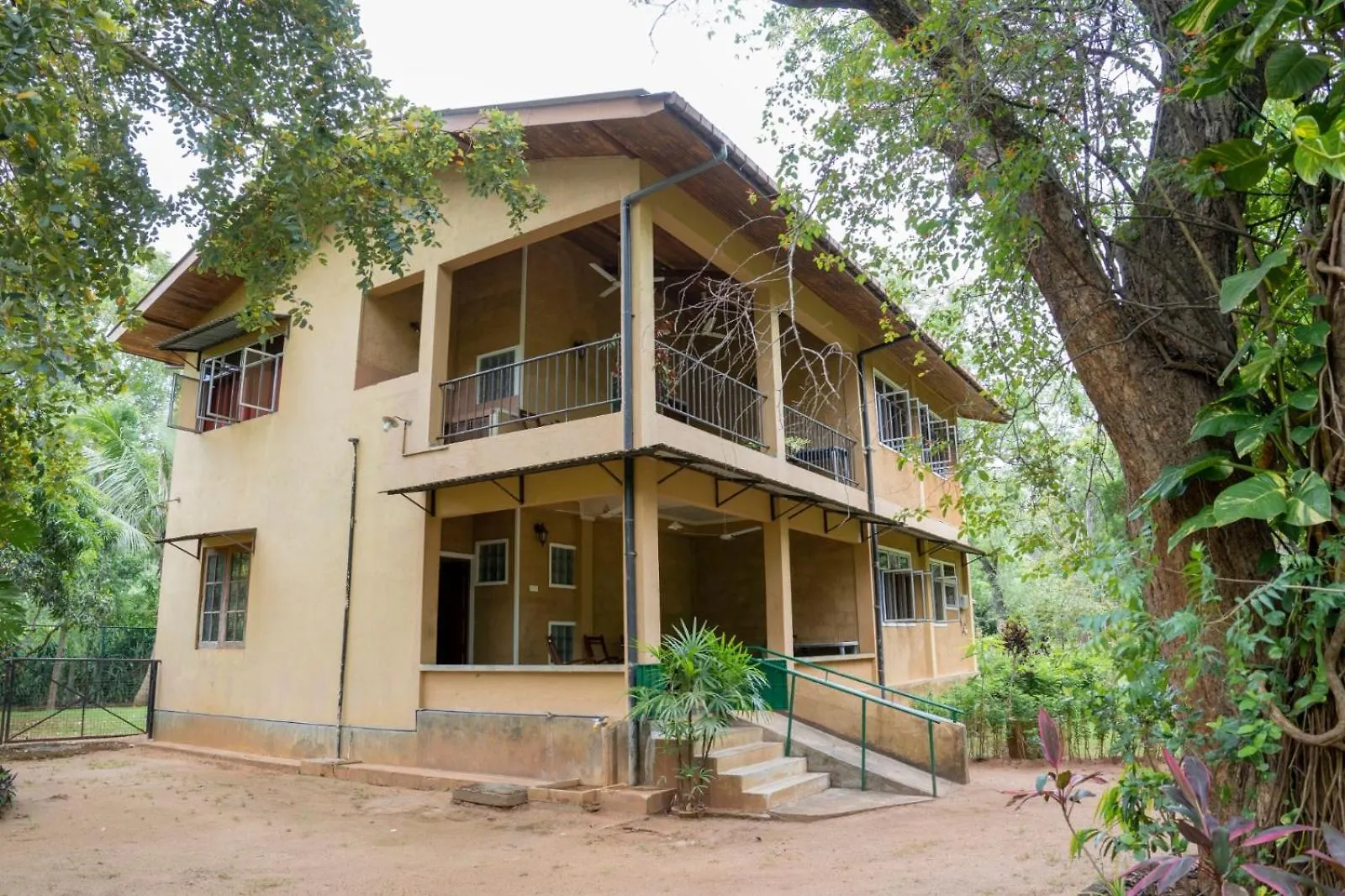 Upies Folly Lakeside Bungalow Hotel Habarana Guest house