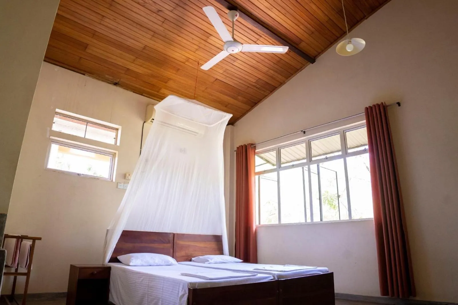 Upies Folly Lakeside Bungalow Hotel Habarana