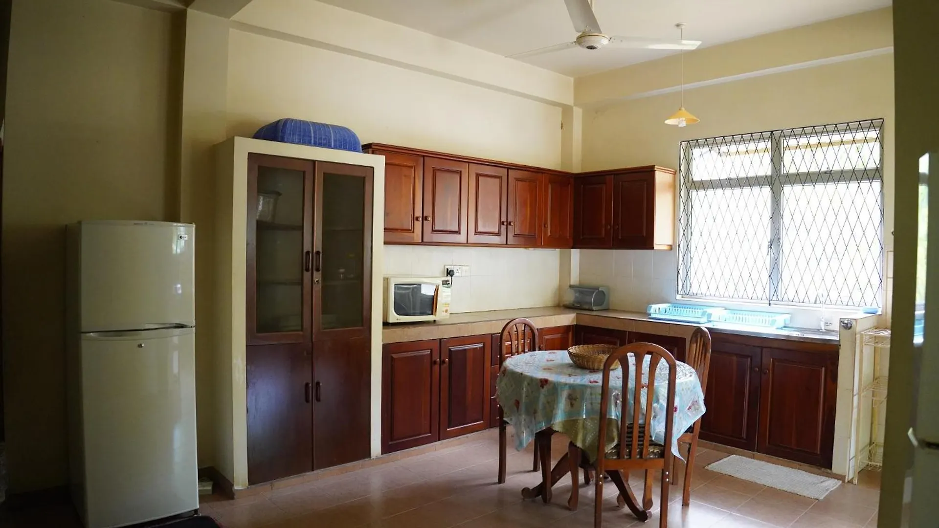 Upies Folly Lakeside Bungalow Hotel Habarana Sri Lanka