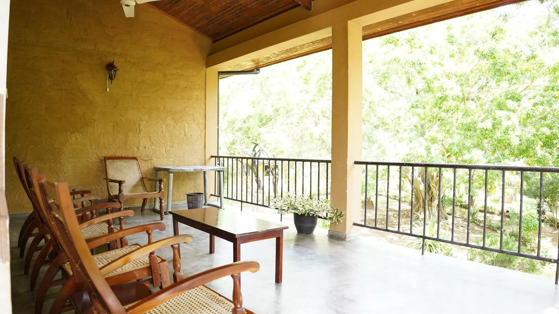 Upies Folly Lakeside Bungalow Hotel Habarana